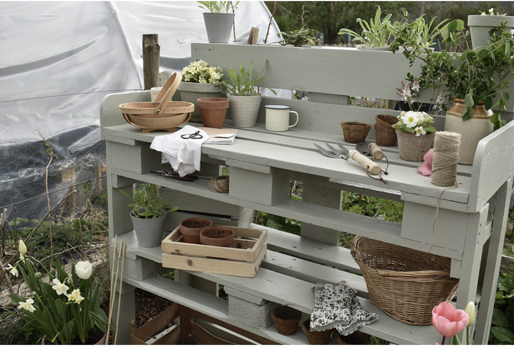 Upcycled Pallet DIY Potting Table