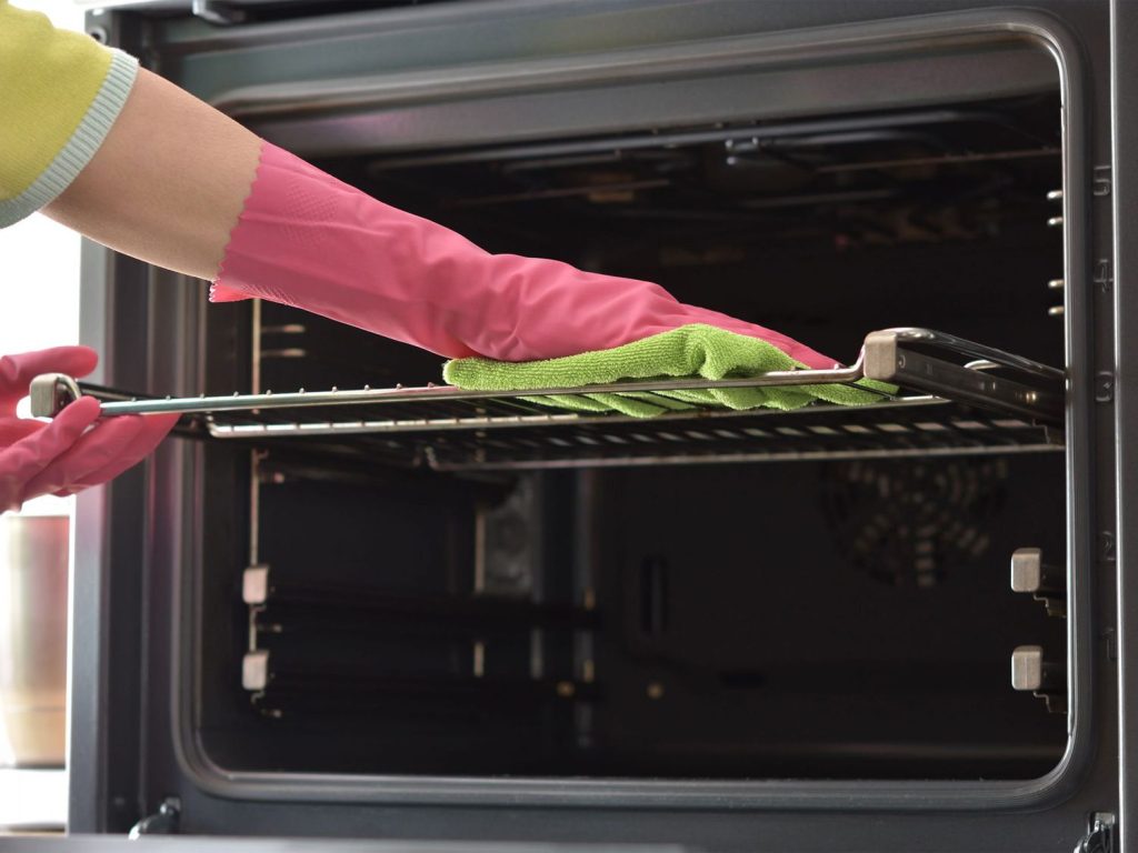 Cleaning Your Oven in 5 Easy Steps